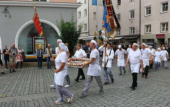 Die Bäckerinnung Rosenheim verteilte 1.000 Brezn beim Umzug zum Herbstfest Rosenheim 2018 (©Foto: Martin Schmitz)